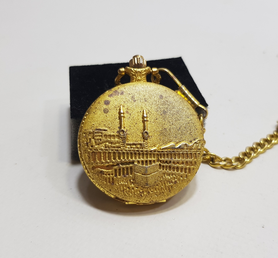 ÜZERİNDE KABE GÖRSELİ BULUNAN YAKIN DÖNEM PİLLİ CEP SAATİ