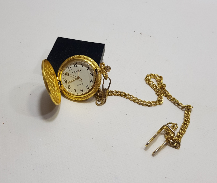 ÜZERİNDE KABE GÖRSELİ BULUNAN YAKIN DÖNEM PİLLİ CEP SAATİ