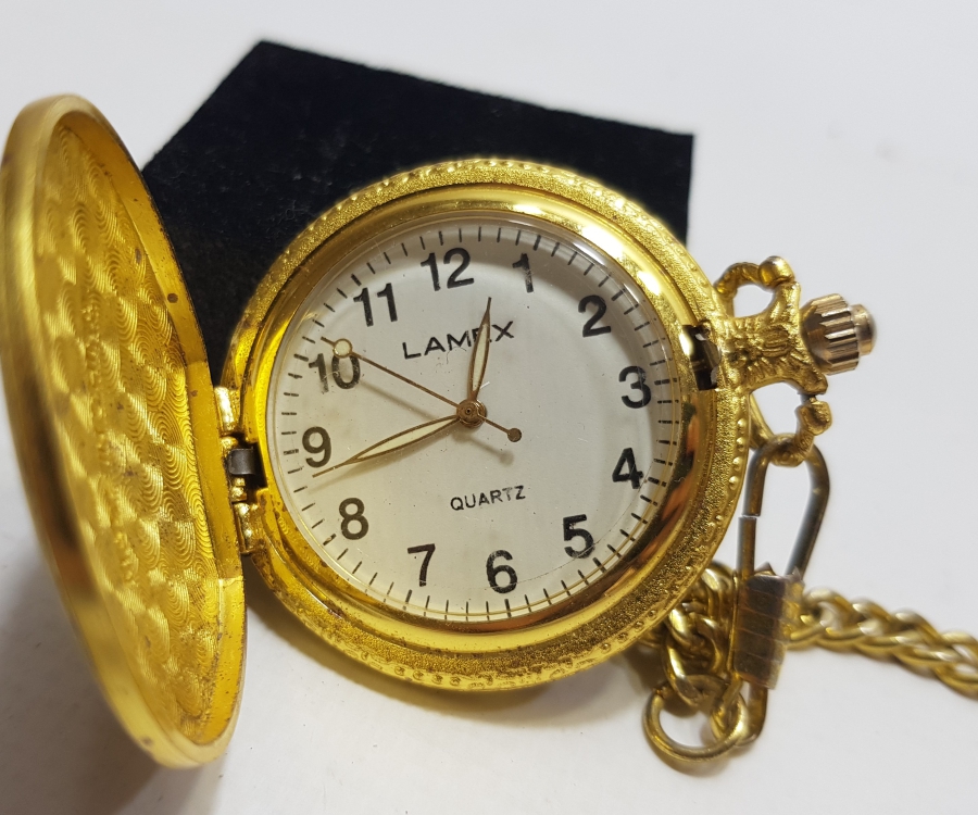 ÜZERİNDE KABE GÖRSELİ BULUNAN YAKIN DÖNEM PİLLİ CEP SAATİ