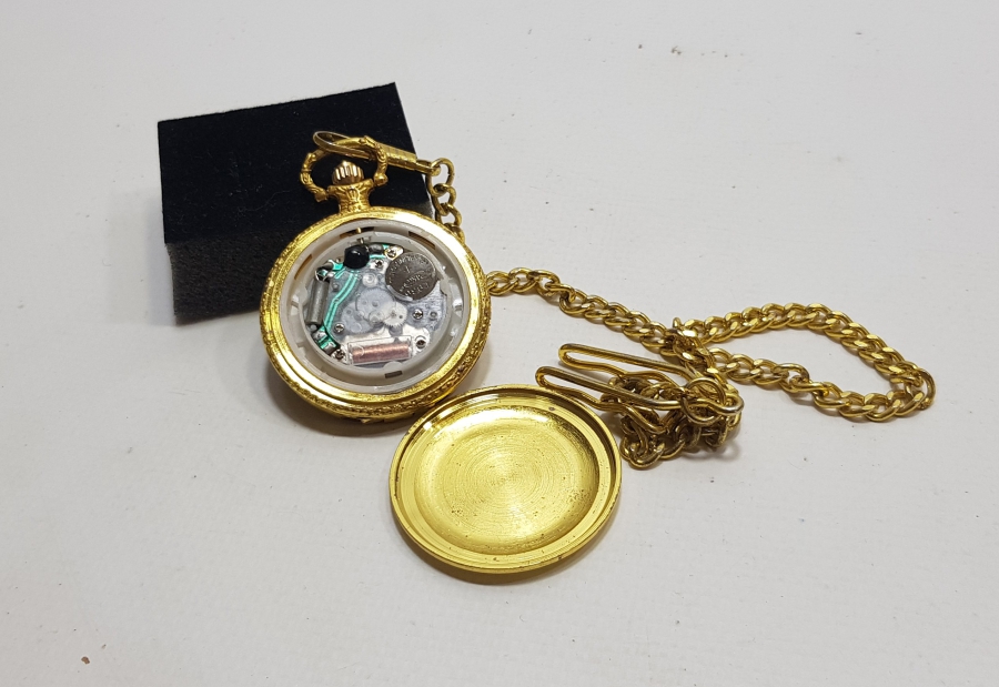 ÜZERİNDE KABE GÖRSELİ BULUNAN YAKIN DÖNEM PİLLİ CEP SAATİ