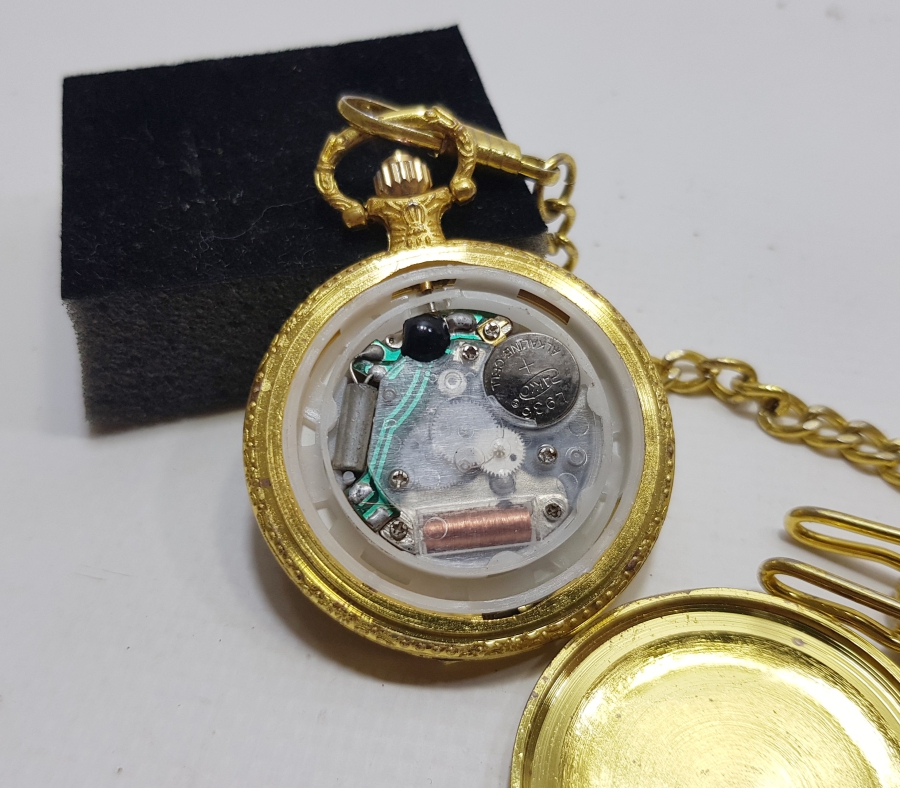 ÜZERİNDE KABE GÖRSELİ BULUNAN YAKIN DÖNEM PİLLİ CEP SAATİ