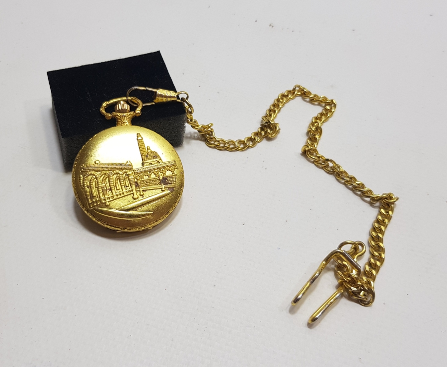 ÜZERİNDE KABE GÖRSELİ BULUNAN YAKIN DÖNEM PİLLİ CEP SAATİ