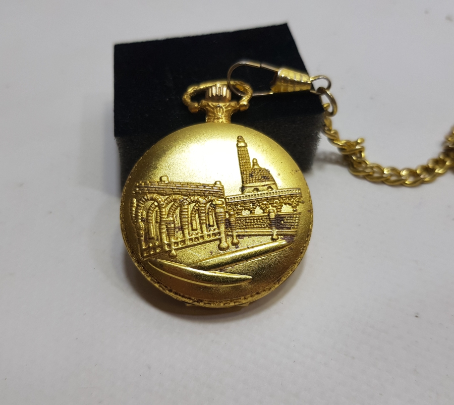 ÜZERİNDE KABE GÖRSELİ BULUNAN YAKIN DÖNEM PİLLİ CEP SAATİ