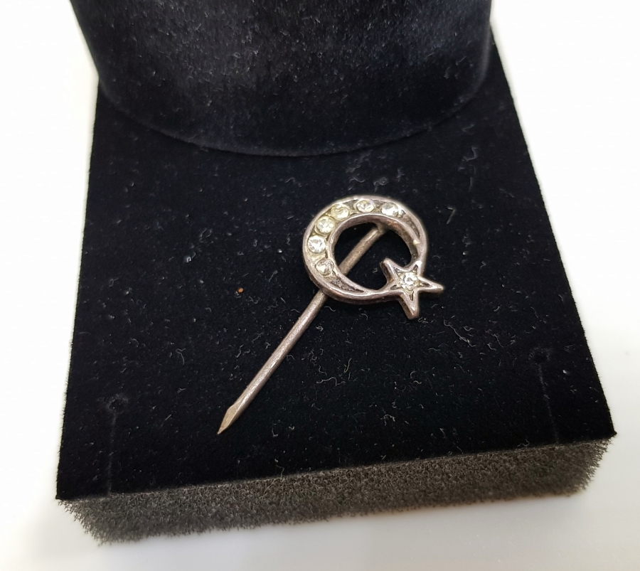 MARGAZİT TAŞLARLA SÜSLÜ AY YILDIZLI GÜMÜŞ BROŞ