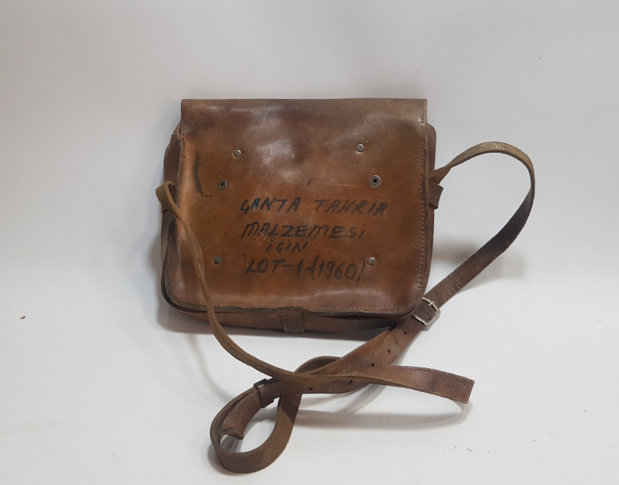 DERİDEN MAMUL ANTİKA ASKERİ ULAK ÇANTASI