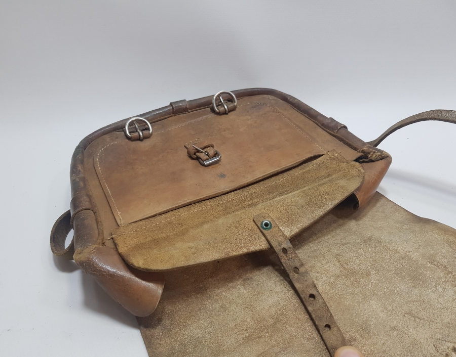 DERİDEN MAMUL ANTİKA ASKERİ ULAK ÇANTASI