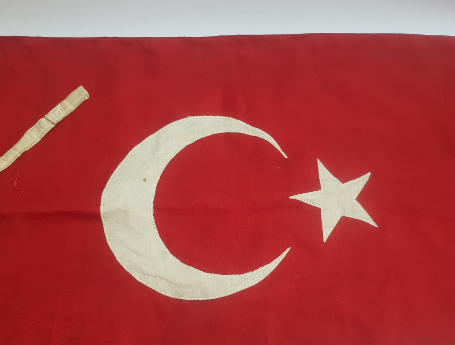 CUMHURİYET BAŞLARI EL YAPIMI BÜYÜK BOY ANTİKA BAYRAK