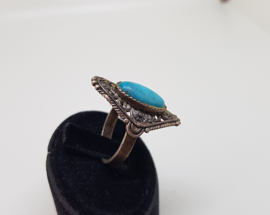 TURKUAZ TAŞLI VE KABARTMA İŞÇİLİKLİ ÖZEL YAPIM GÜMÜŞ YÜZÜK