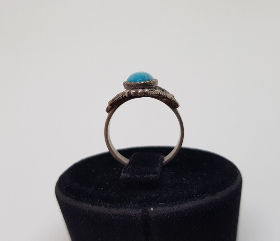 TURKUAZ TAŞLI VE KABARTMA İŞÇİLİKLİ ÖZEL YAPIM GÜMÜŞ YÜZÜK