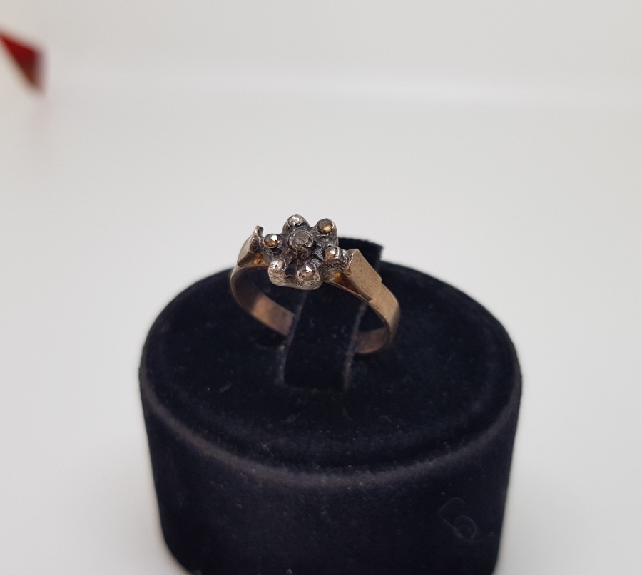 ELMAS TAŞLI PAPATYA MODEL YÜZÜK