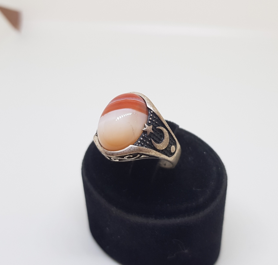 ÜZERİNDE SÜLEYMANİYE AKİĞİ BULUNAN YAN KISIMLARI AY YILDIZLI ÖZEL YAPIM GÜMÜŞ YÜZÜK