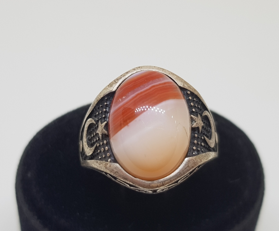 ÜZERİNDE SÜLEYMANİYE AKİĞİ BULUNAN YAN KISIMLARI AY YILDIZLI ÖZEL YAPIM GÜMÜŞ YÜZÜK