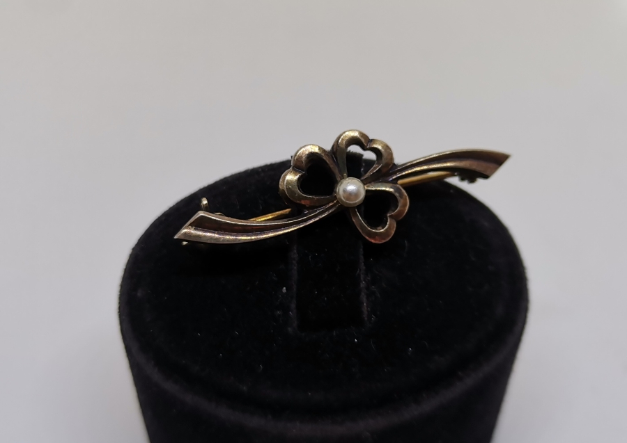 ORTASINDA İNCİ BULUNAN YONCA FORMUNDA GÜMÜŞ BROŞ