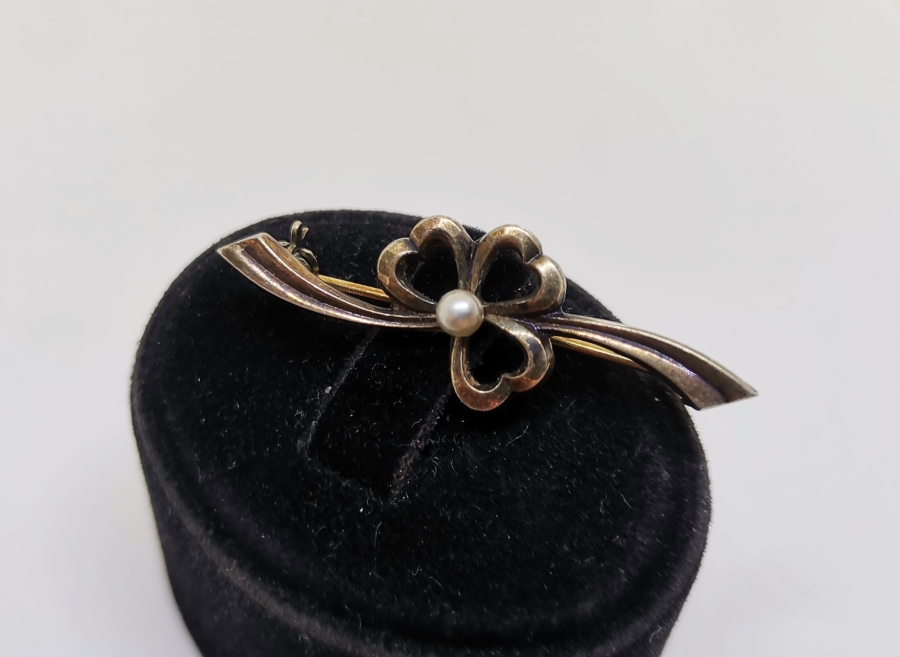 ORTASINDA İNCİ BULUNAN YONCA FORMUNDA GÜMÜŞ BROŞ