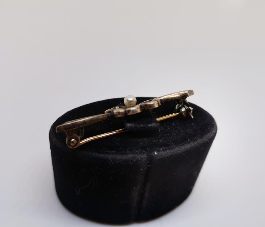 ORTASINDA İNCİ BULUNAN YONCA FORMUNDA GÜMÜŞ BROŞ