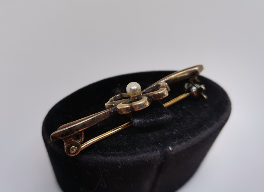 ORTASINDA İNCİ BULUNAN YONCA FORMUNDA GÜMÜŞ BROŞ