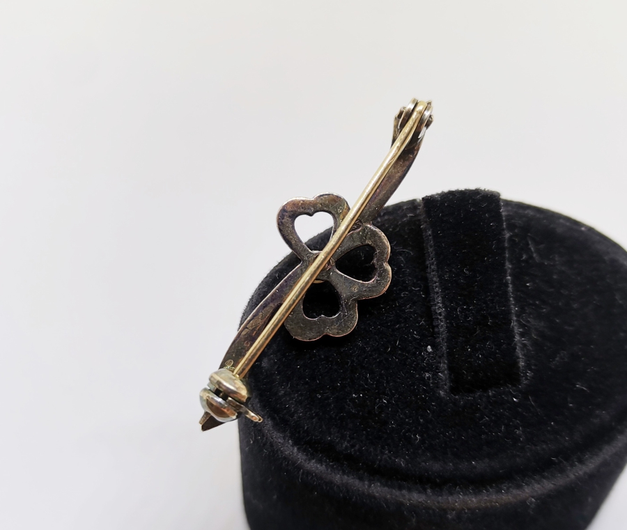 ORTASINDA İNCİ BULUNAN YONCA FORMUNDA GÜMÜŞ BROŞ