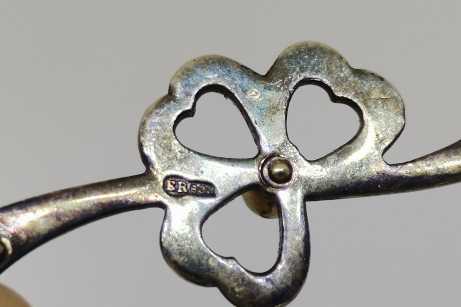 ORTASINDA İNCİ BULUNAN YONCA FORMUNDA GÜMÜŞ BROŞ