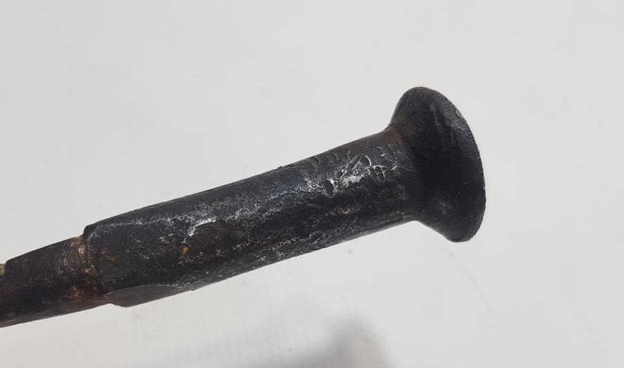 ÜZERİNDE MEVLEVİ SİKKESİ VE OSMANLICA YAZI BULUNAN OSMANLI DÖNEMİ MİNİ SAATÇİ ÖRSÜ