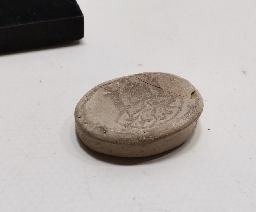 OSMANLI DÖNEMİ KERBELA TOPRAĞINDAN MAMÜL ÜZERİ DUALI CAFERİ İŞİ NAMAZ TAŞI