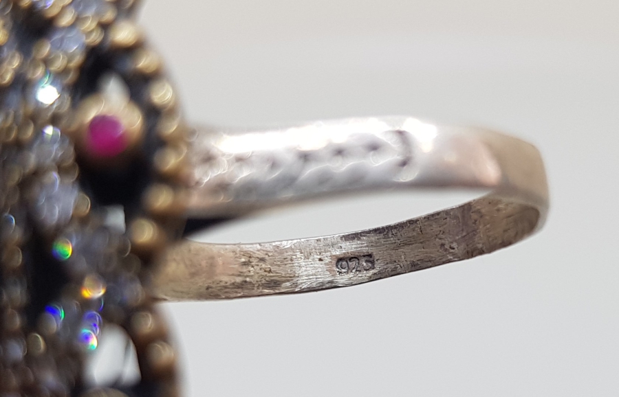 ÜZERİ TAŞLARLA SÜSLÜ BÜYÜK BOY HÜRREM MODEL GÜMÜŞ YÜZÜK