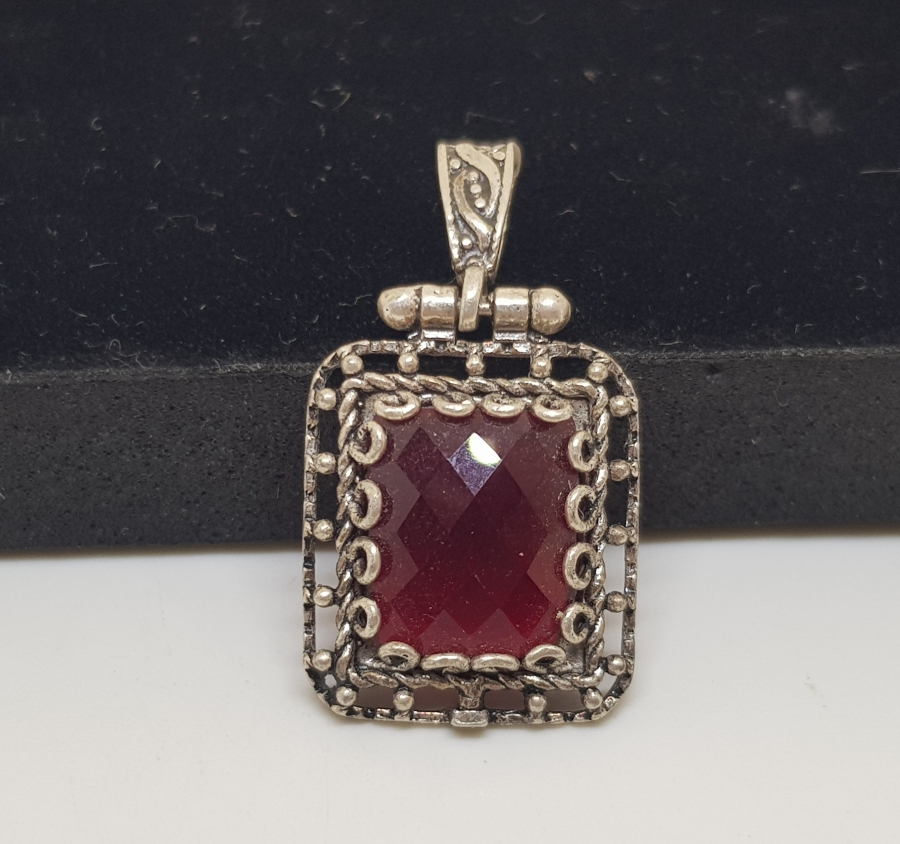 ÜZERİ FASETA KESİMLİ TELKARİ İŞÇİLİKLİ GÜMÜŞ KOLYE UCU