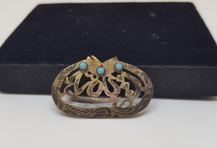 ÜZERİ TURKUAZ TAŞLI VE TESTERE İŞÇİLİKLİ OSMANLI DÖNEMİ ALTIN VERMEYLİ GÜMÜŞ BEBEK NAZARLIĞI