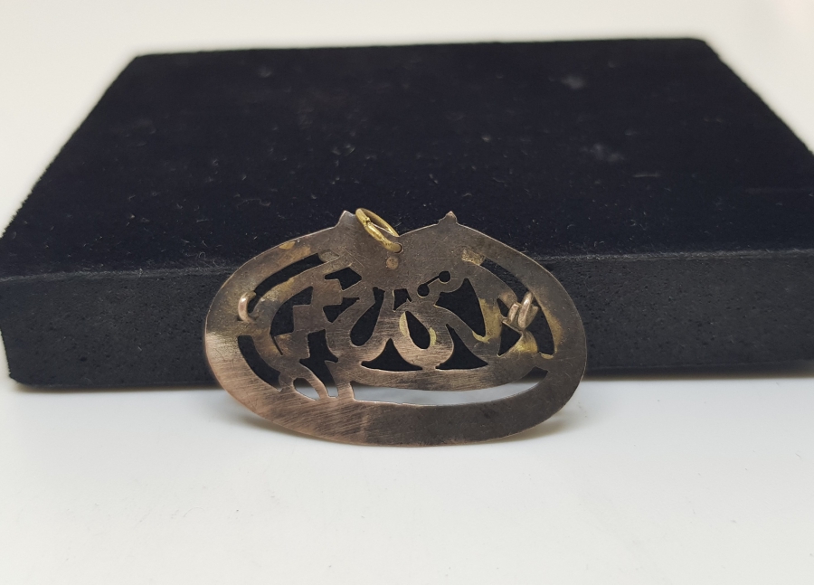 ÜZERİ TURKUAZ TAŞLI VE TESTERE İŞÇİLİKLİ OSMANLI DÖNEMİ ALTIN VERMEYLİ GÜMÜŞ BEBEK NAZARLIĞI