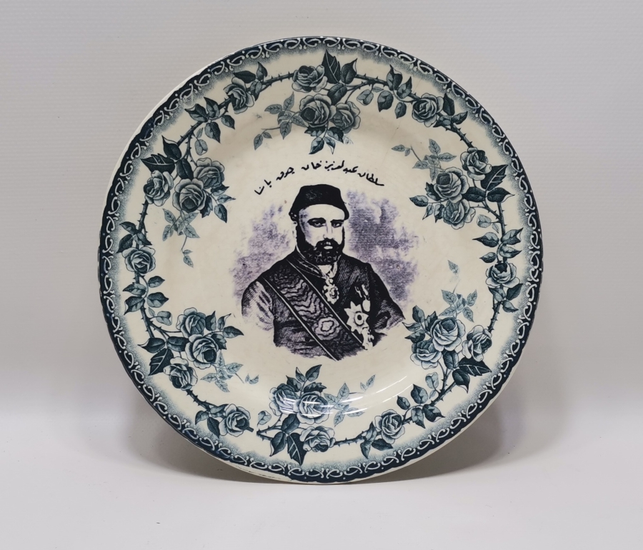 ABDÜLAZİZ HAN GÖRSELLİ ABDÜLAZİZ HANIN AVRUPA ZİYARETİ HATIRASI İÇİN YAPILMIŞ NADİR PORSELEN TABAK