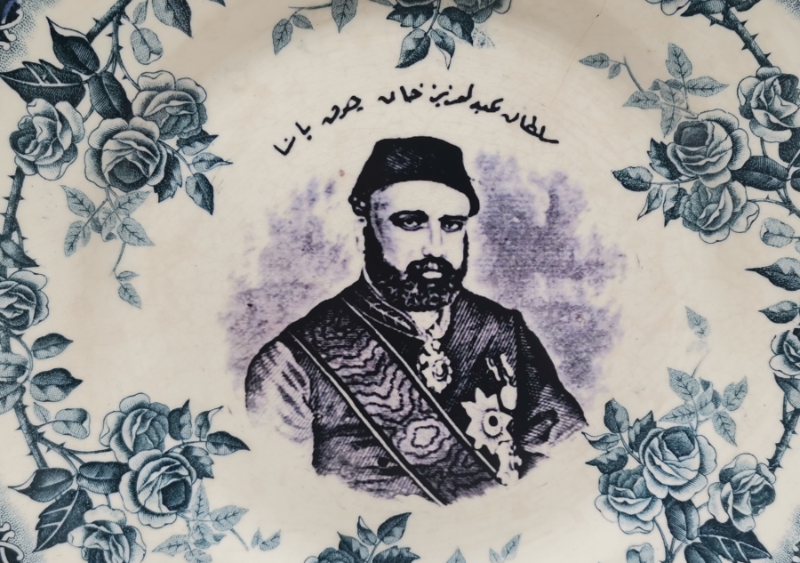 ABDÜLAZİZ HAN GÖRSELLİ ABDÜLAZİZ HANIN AVRUPA ZİYARETİ HATIRASI İÇİN YAPILMIŞ NADİR PORSELEN TABAK