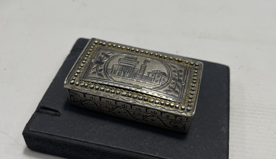 İÇİ DAMGALI KULA İŞİ SAVATLI GÜMÜŞ ENFİYE KUTUSU