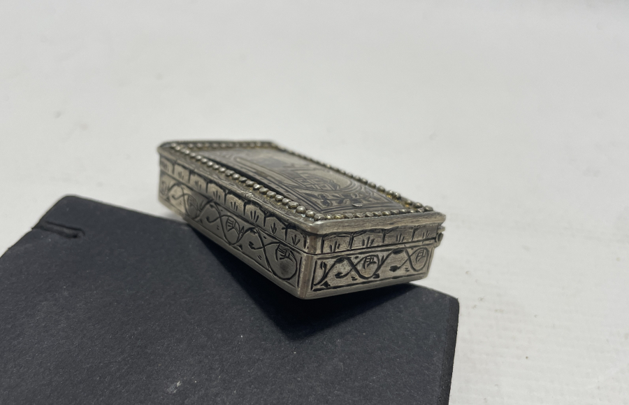 İÇİ DAMGALI KULA İŞİ SAVATLI GÜMÜŞ ENFİYE KUTUSU