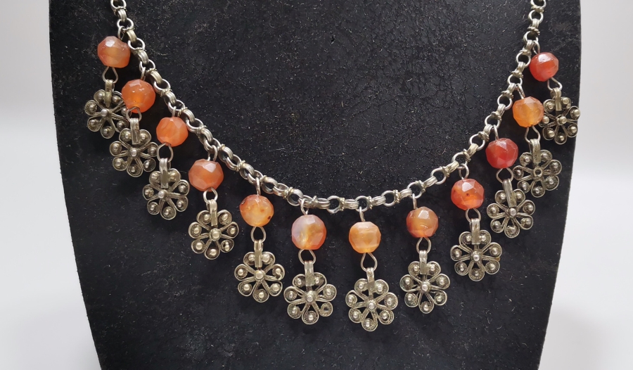 ÜZERİNDE FASETA KESİMLİ AKİKLER BULUNAN OSMANLI DÖNEMİ GERDANLIK