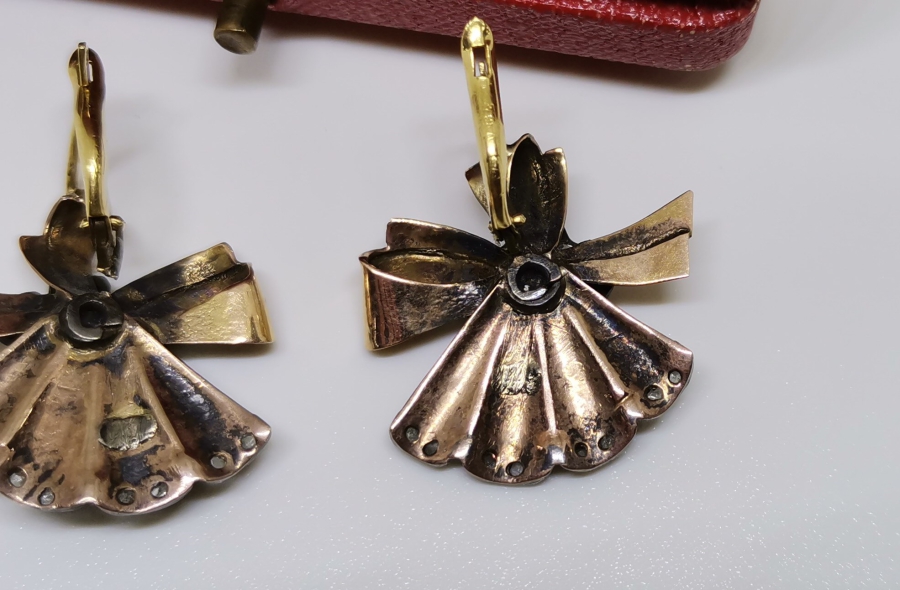 ORİJİNAL KUTUSUNDA OSMANLI DÖNEMİ ELMAS TAŞLI ALTIN FİYONK KÜPE