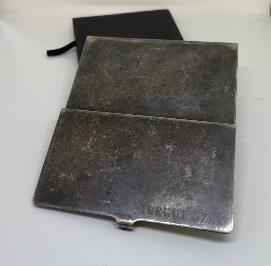 TURGUT ÖZALA AİT ANTİKA GÜMÜŞ KARTVİZİTLİK