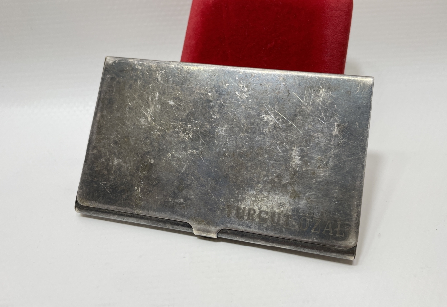 TURGUT ÖZALA AİT ANTİKA GÜMÜŞ KARTVİZİTLİK