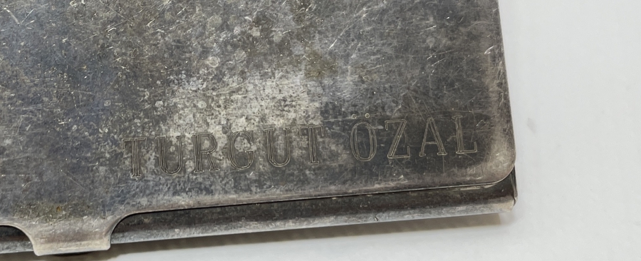 TURGUT ÖZALA AİT ANTİKA GÜMÜŞ KARTVİZİTLİK