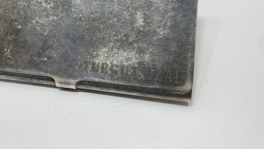 TURGUT ÖZALA AİT ANTİKA GÜMÜŞ KARTVİZİTLİK