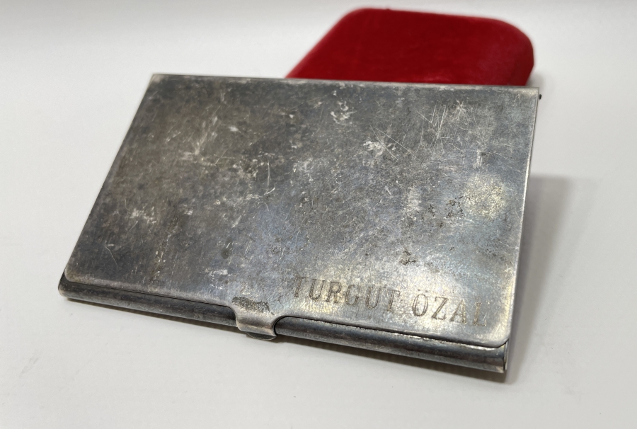 TURGUT ÖZALA AİT ANTİKA GÜMÜŞ KARTVİZİTLİK