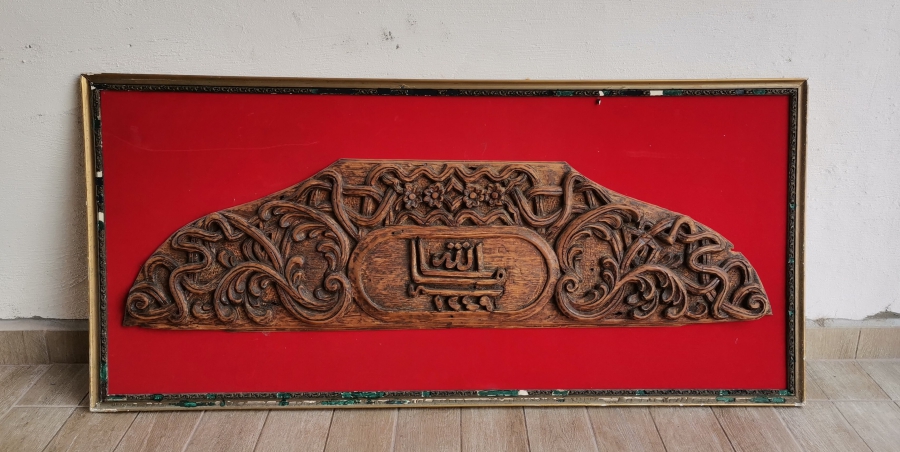 1833 TARİHLİ OSMANLI DÖNEMİ ÇOK NADİR BÜYÜK BOY EL OYMA AHŞAP KONAK İŞİ MÜSLÜMAN KAPI ÜSTLÜĞÜ