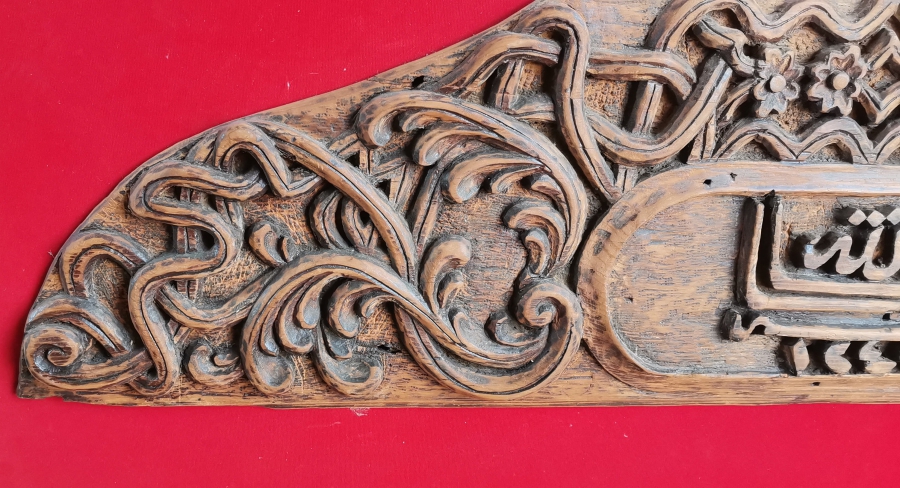 1833 TARİHLİ OSMANLI DÖNEMİ ÇOK NADİR BÜYÜK BOY EL OYMA AHŞAP KONAK İŞİ MÜSLÜMAN KAPI ÜSTLÜĞÜ