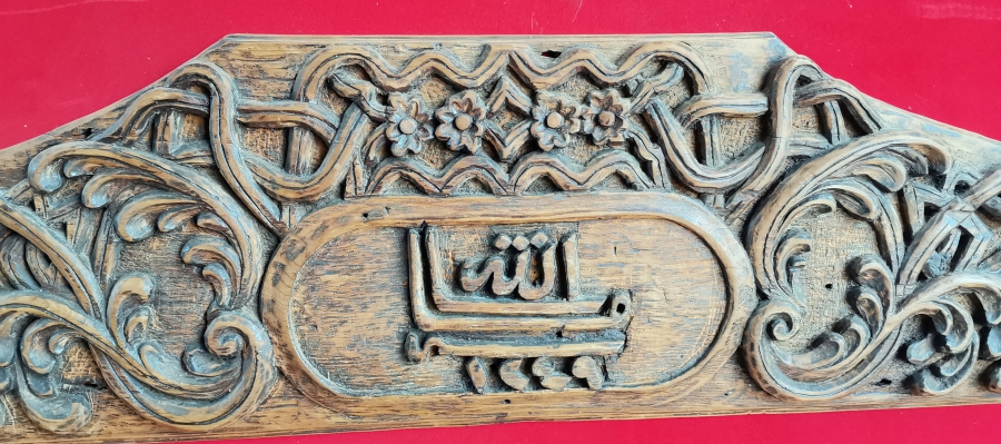 1833 TARİHLİ OSMANLI DÖNEMİ ÇOK NADİR BÜYÜK BOY EL OYMA AHŞAP KONAK İŞİ MÜSLÜMAN KAPI ÜSTLÜĞÜ