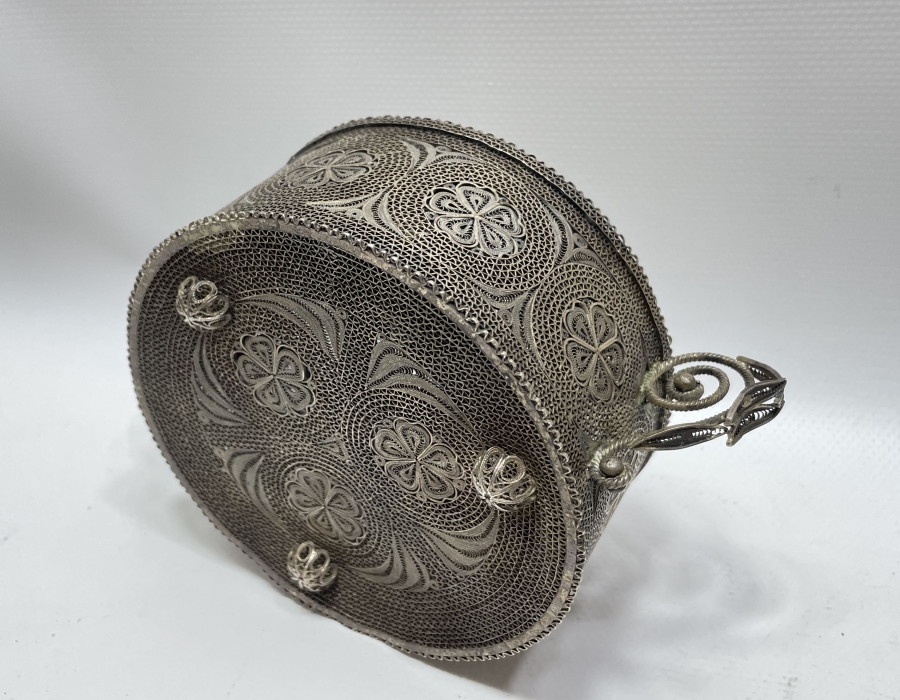 OSMANLI DÖNEMİ MARDİN İŞİ SAF GÜMÜŞTEN MAMUL TELKARİ KAPAKLI ŞEKERLİK