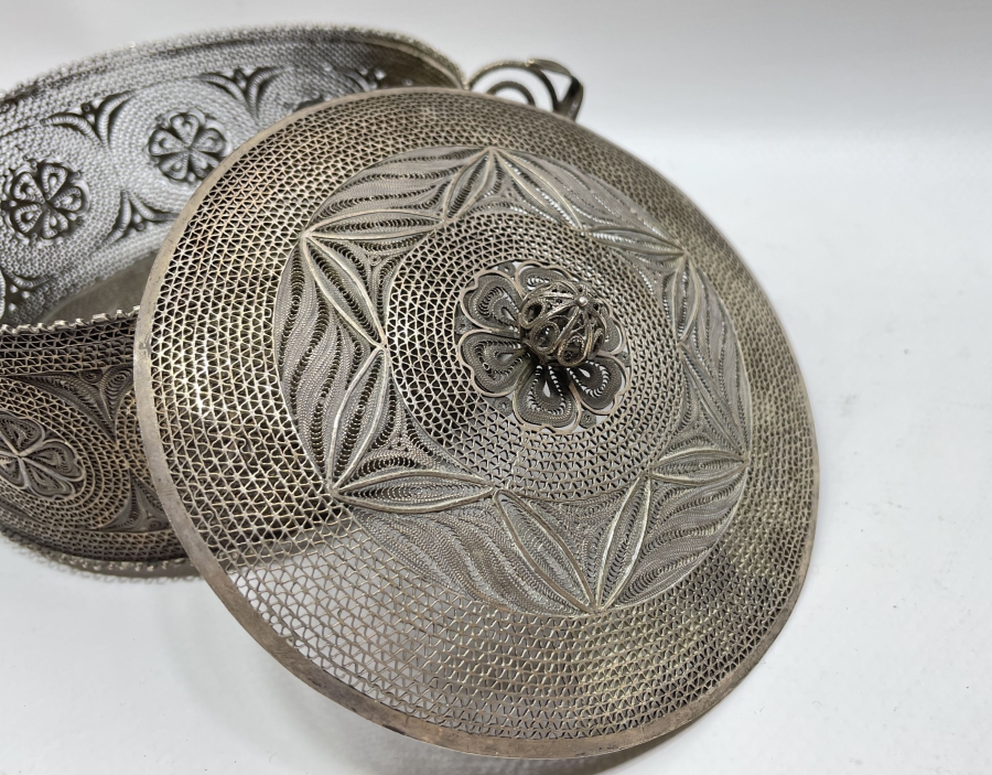 OSMANLI DÖNEMİ MARDİN İŞİ SAF GÜMÜŞTEN MAMUL TELKARİ KAPAKLI ŞEKERLİK