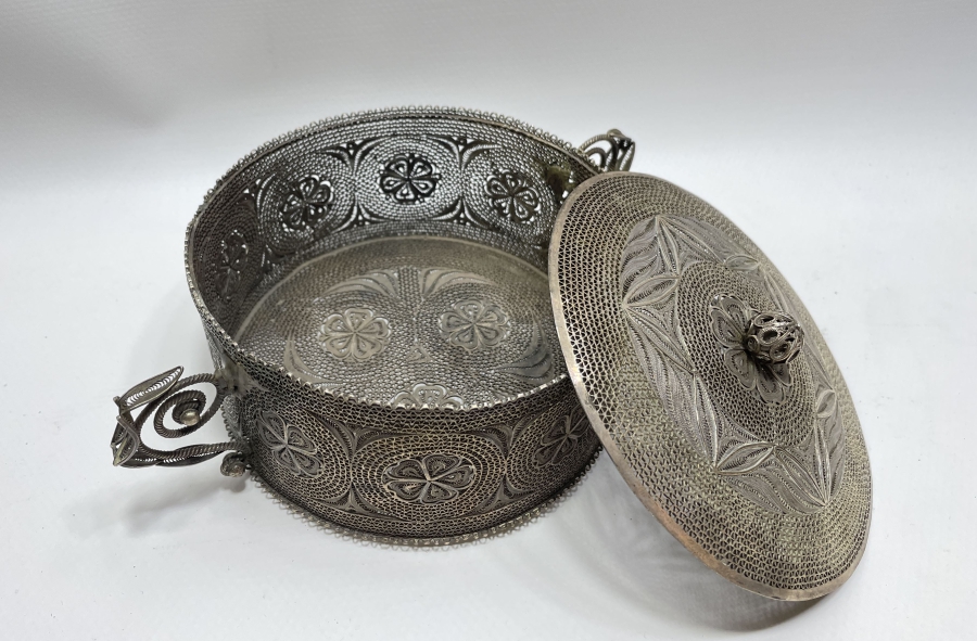 OSMANLI DÖNEMİ MARDİN İŞİ SAF GÜMÜŞTEN MAMUL TELKARİ KAPAKLI ŞEKERLİK