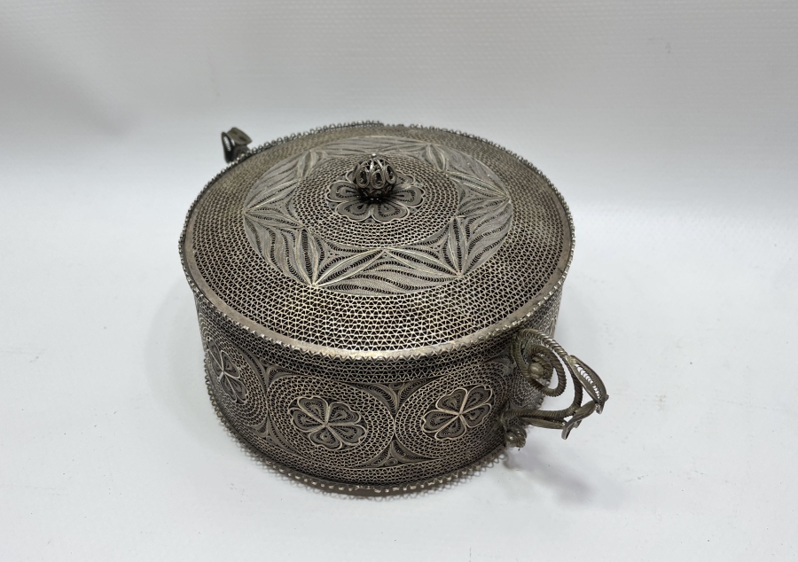 OSMANLI DÖNEMİ MARDİN İŞİ SAF GÜMÜŞTEN MAMUL TELKARİ KAPAKLI ŞEKERLİK