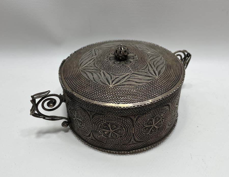 OSMANLI DÖNEMİ MARDİN İŞİ SAF GÜMÜŞTEN MAMUL TELKARİ KAPAKLI ŞEKERLİK