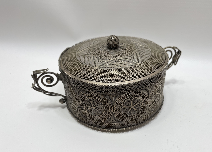 OSMANLI DÖNEMİ MARDİN İŞİ SAF GÜMÜŞTEN MAMUL TELKARİ KAPAKLI ŞEKERLİK