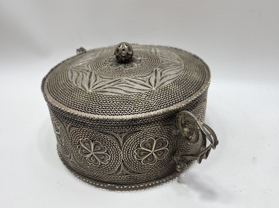 OSMANLI DÖNEMİ MARDİN İŞİ SAF GÜMÜŞTEN MAMUL TELKARİ KAPAKLI ŞEKERLİK