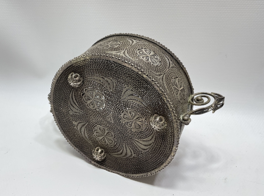 OSMANLI DÖNEMİ MARDİN İŞİ SAF GÜMÜŞTEN MAMUL TELKARİ KAPAKLI ŞEKERLİK